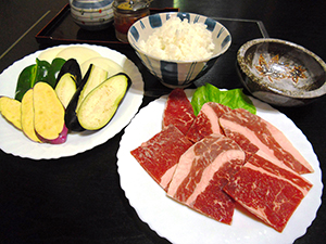 <h5>2焼肉山道（焼肉店）</h5>☎︎0288-98-0055<br>○焼肉カットステーキ定食1,300円○焼肉ランチ1,100円○ラーメン600円○餃子400円